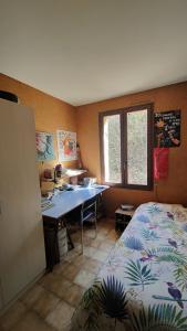 Una habitación con escritorio y una cama en una habitación en Chambre dans villa, en Chaffaut-Lagremuse