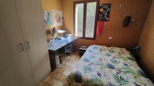 Schlafzimmer mit einem Bett, einem Schreibtisch und einem Waschbecken in der Unterkunft Chambre dans villa in Chaffaut-Lagremuse