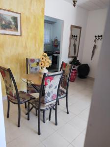 een eetkamer met een tafel en vier stoelen bij Pedra Do Imperador in Nova Friburgo
