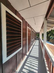 a walkway on the side of a building at Fenix Hotel & Hostel in Utila