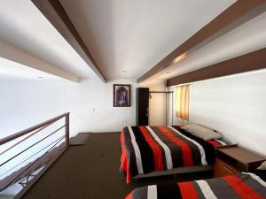 sypialnia z 2 łóżkami i oknem w obiekcie Suite Misión Juriquilla #3 w mieście Juriquilla
