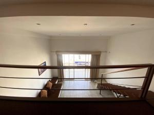 pusty pokój ze schodami i oknem w obiekcie Suite Misión Juriquilla #3 w mieście Juriquilla
