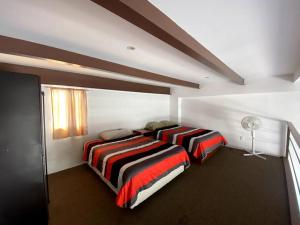 um quarto com duas camas num quarto em Suite Misión Juriquilla #3 em Juriquilla
