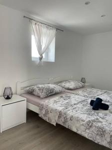 Ein Bett oder Betten in einem Zimmer der Unterkunft Apartman Toni