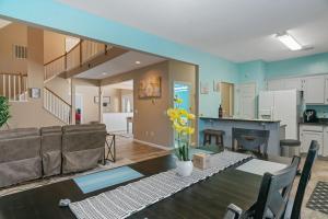 Fotografija u galeriji objekta Spacious/Convenient 4 Bedrooms with PRIVATE POOL and enclosed PATIO u gradu Savana