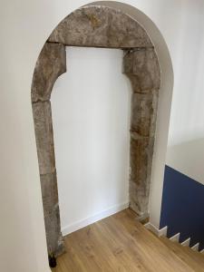 an archway in a room with white walls and wooden floors at Le refuge du Touvet in Le Touvet +2 photos
