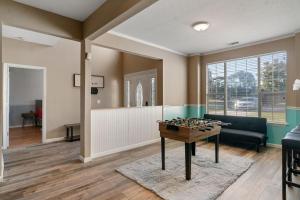 Fotografija u galeriji objekta Spacious/Convenient 4 Bedrooms with PRIVATE POOL and enclosed PATIO u gradu Savana