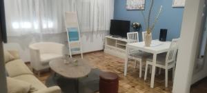 una sala de estar con un sofá y una mesa en piso en Vallecas, en Madrid