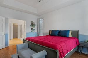 Fotografija u galeriji objekta Spacious/Convenient 4 Bedrooms with PRIVATE POOL and enclosed PATIO u gradu Savana