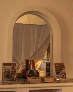 un miroir au-dessus d'une étagère avec des livres dans l'établissement Baxar, à Pie de la Cuesta