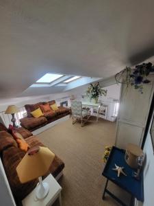 Posedenie v ubytovaní Appartement au Cœur de la Sorgue + 3 fotografie
