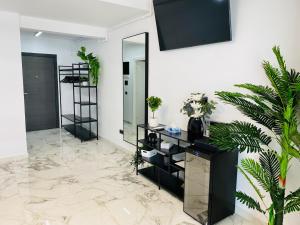 una stanza con uno specchio e un bancone con piante di Eva Del Mar - Sea view - Mamaia Nord a Mamaia Altre 15 foto