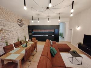 una sala de estar con un sofá y una mesa en Town Square Apartment, en Zadar