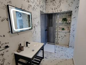 Un baño con un lavabo y un espejo en la pared. en Town Square Apartment, en Zadar