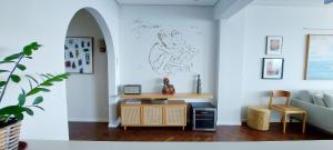 a living room with a table and a couch at COBAR0108 - Edifício Oceania in Salvador