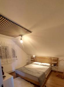 1 dormitorio con 1 cama grande en una habitación en Poggio giaele en Mazzeo