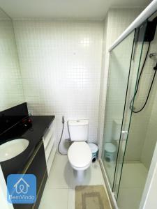 Un baño con inodoro, lavabo y ducha. en Studio Completo a 150m da Praia de Piatã 2, en Salvador