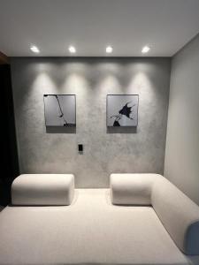 Zimmer mit 2 Betten und Wandmalereien in der Unterkunft Hub Home - Vista Incrível in Criciúma
