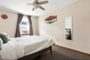 Rúm í herbergi á Walk 2mins to West Point Academy! Free private parking WiFi