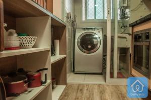 uma máquina de lavar e secar roupa numa pequena cozinha em Apartamento completo ao lado do Salvador Shopping em Salvador