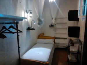 Habitación pequeña con cama y escalera en Sa Cudia Cremada - Palacete en Mahón en Mahón