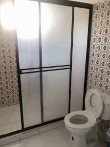 y baño con aseo y cabina de ducha. en Casa Hospedaje Villaluz- a 5 minutos de la Playa, en Santa Marta