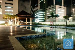 una piscina en medio de una ciudad por la noche en Apartamento completo ao lado do Salvador Shopping, en Salvador