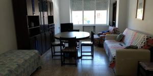 ein Wohnzimmer mit einem Tisch und einem Sofa in der Unterkunft Appartamento Piave in Praia a Mare