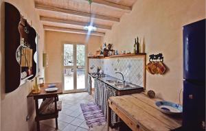 uma cozinha com um lavatório e uma mesa de madeira em Casa Montesole em Licata