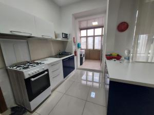 Kjøkken eller kjøkkenkrok på Sea View Large Valletta Appartment