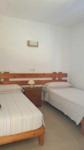 dwa łóżka siedzące obok siebie w pokoju w obiekcie CASA PATY, Estudio rural. Sant Ferran FORMENTERA w mieście Sant Ferran de Ses Roques