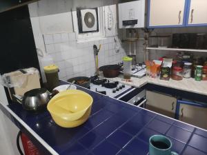 una encimera de cocina con un tazón amarillo. en Altin Patiler Guesthouse, en Çatalca