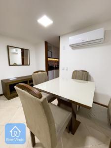 薩爾瓦多的住宿－Apartamento aconchegante com píer e acesso ao Mar，一间配备有白色桌椅的用餐室