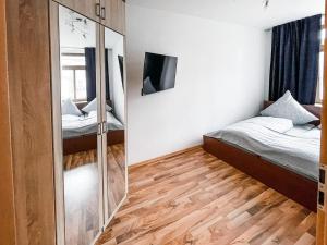 ein kleines Schlafzimmer mit einem Spiegel und einem Bett in der Unterkunft Zentrum, 4Personen, privater Parkplatz, WiFi, modern, ruhig in Chemnitz