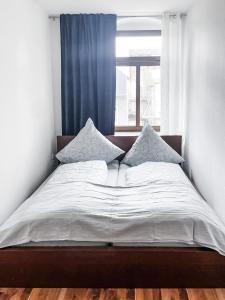 ein großes Bett in einem Zimmer mit Fenster in der Unterkunft Zentrum, 4Personen, privater Parkplatz, WiFi, modern, ruhig in Chemnitz