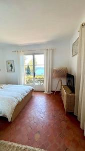een slaapkamer met een bed en een groot raam bij Ô perché in Toulon