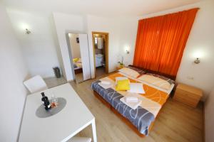 Piccola camera con letto e tavolo. di Rooms & Studio apartmani Flower a Bibinje (Bibigne)