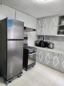 cocina con nevera de acero inoxidable y fogones en LUXURY HOME, en Cotabato