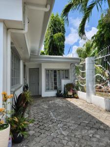 una casa bianca con un vialetto in pietra di LUXURY HOME a Cotabato