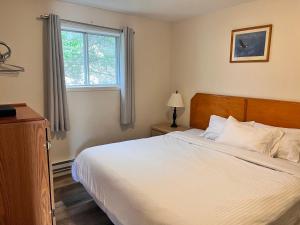 a bedroom with a large bed and a window at Skimmerhorn Inn in Creston