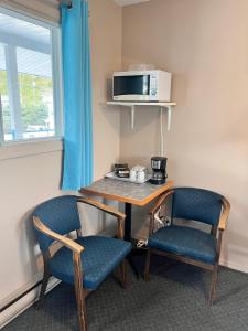 a room with a table and two chairs and a microwave at Skimmerhorn Inn in Creston