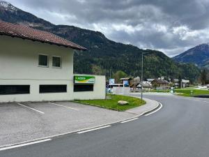 un edificio al lado de una carretera junto a una montaña en Haus Gletscherblick, en Flattach
