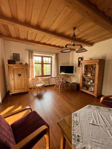 ein Wohnzimmer mit einem Sofa und einem TV in der Unterkunft Villa Beata in Radvánovice