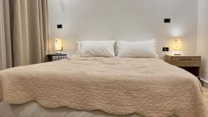 - une chambre avec un grand lit blanc et deux lampes dans l'établissement Cozy Appartement in a Villa close to Mahaj Riad Rabat, à Rabat