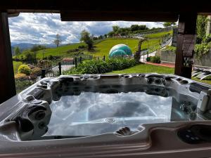 オビエドにあるOviedo Real Spaの庭園の景色を望む洗面台