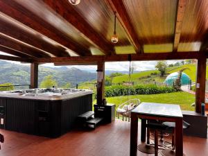 オビエドにあるOviedo Real Spaの眺めの良い広い客室で、バスタブ、テーブルが備わります。