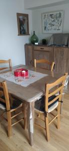 uma mesa de madeira com duas cadeiras e uma mesa com em GITE DE CHARME PLEINE NATURE em Vecoux