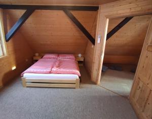 Postelja oz. postelje v sobi nastanitve Apartmánová chata Sečanda s bazénem, u Sečské přehrady