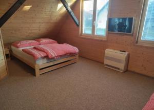 Postelja oz. postelje v sobi nastanitve Apartmánová chata Sečanda s bazénem, u Sečské přehrady