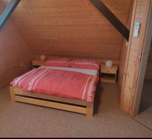 Dormitorio pequeño con cama en el ático en Apartmánová chata Sečanda s bazénem, u Sečské přehrady, en Seč
